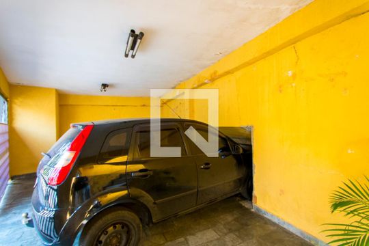 Garagem de casa à venda com 2 quartos, 400m² em Vila Eldízia, Santo André