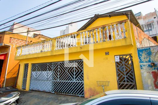 Fachada de casa à venda com 2 quartos, 400m² em Vila Eldízia, Santo André