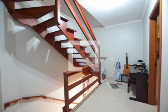Circulação de casa de condomínio à venda com 4 quartos, 204m² em Camaquã, Porto Alegre