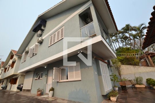 Fachada de casa de condomínio à venda com 4 quartos, 204m² em Camaquã, Porto Alegre