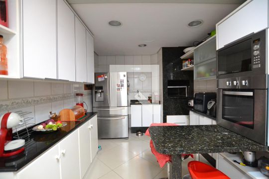 Cozinha de casa de condomínio à venda com 4 quartos, 204m² em Camaquã, Porto Alegre