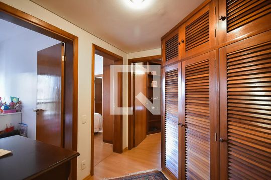Corredor de apartamento à venda com 4 quartos, 285m² em Paraíso do Morumbi, São Paulo