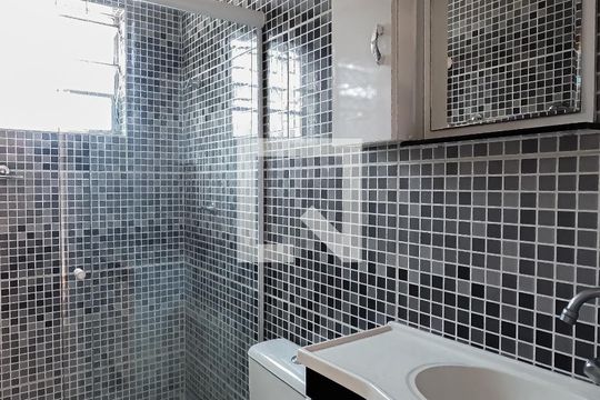 Banheiro de apartamento à venda com 2 quartos, 43m² em Centro, Guarulhos