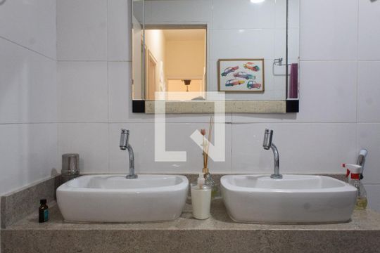 Banheiro Social de apartamento para alugar com 3 quartos, 106m² em Centro, Guarujá