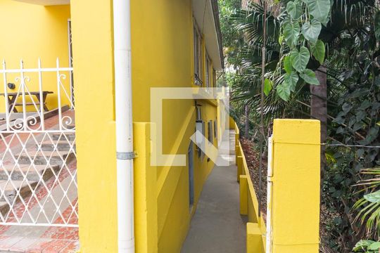 Fachada de casa para alugar com 1 quarto, 45m² em Jardim Bonfiglioli, São Paulo
