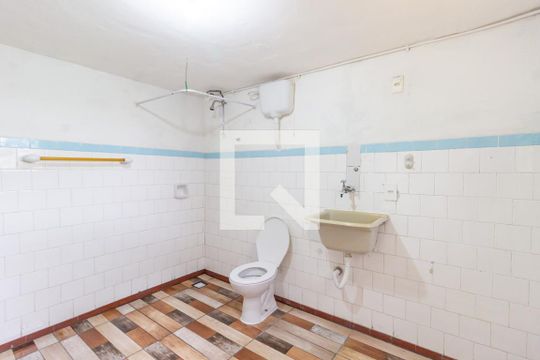 Banheiro de casa para alugar com 1 quarto, 45m² em Jardim Bonfiglioli, São Paulo