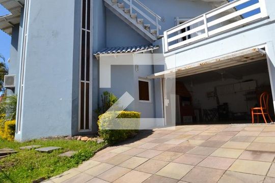 Fachada lateral de casa à venda com 4 quartos, 287m² em Espírito Santo, Porto Alegre