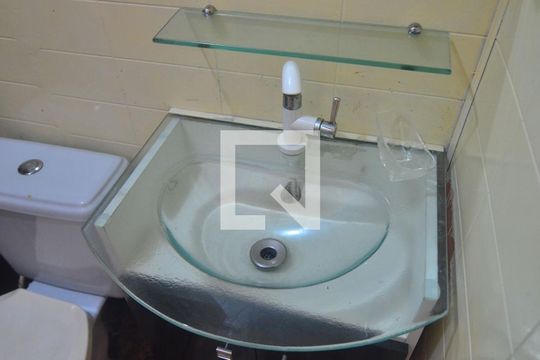 Banheiro de casa à venda com 2 quartos, 60m² em Harmonia, Canoas