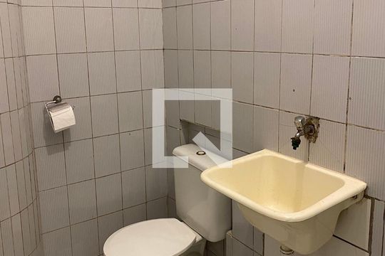 Banheiro de kitnet/studio para alugar com 1 quarto, 27m² em Bela Vista, São Paulo