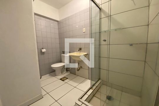 Banheiro de kitnet/studio para alugar com 1 quarto, 27m² em Bela Vista, São Paulo