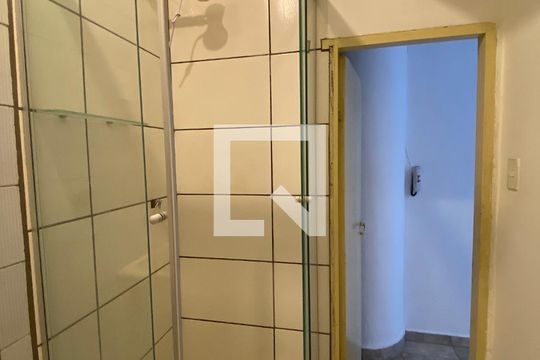 Banheiro de kitnet/studio para alugar com 1 quarto, 27m² em Bela Vista, São Paulo