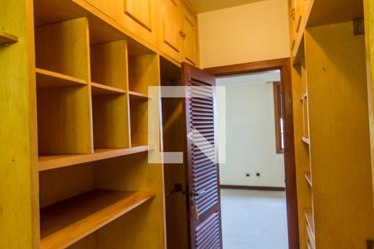 Closet da suíte de casa de condomínio para alugar com 5 quartos, 401m² em Alphaville, Santana de Parnaíba