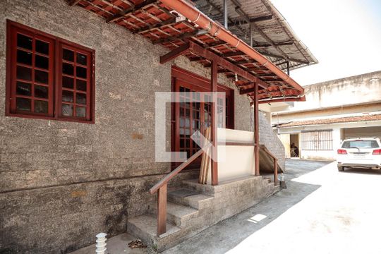 Fachada de casa à venda com 3 quartos, 500m² em Piedade, Rio de Janeiro