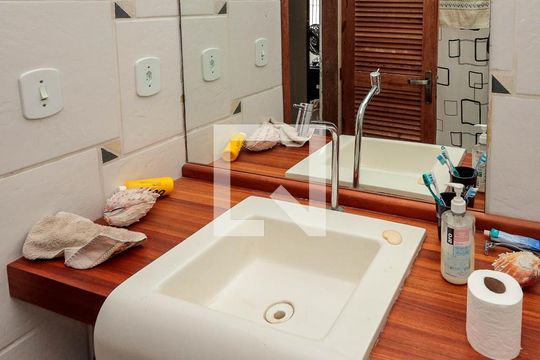 Banheiro de casa à venda com 3 quartos, 500m² em Piedade, Rio de Janeiro