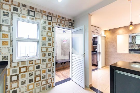 Cozinha de casa de condomínio à venda com 3 quartos, 140m² em Vila Brasílio Machado, São Paulo