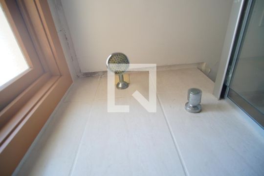Banheiro social de apartamento à venda com 2 quartos, 72m² em Bela Vista, Porto Alegre