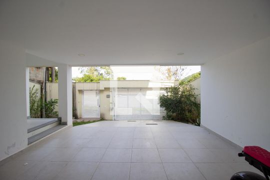 Garagem de casa de condomínio para alugar com 4 quartos, 400m² em Vargem Pequena, Rio de Janeiro