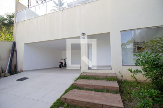 Garagem de casa de condomínio para alugar com 4 quartos, 400m² em Vargem Pequena, Rio de Janeiro