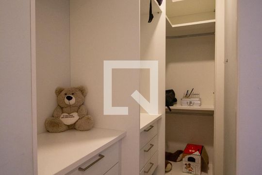 Closet da Suíte 2 de casa de condomínio para alugar com 4 quartos, 400m² em Vargem Pequena, Rio de Janeiro
