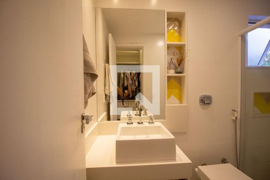 Banheiro da Suíte 3 de casa de condomínio para alugar com 4 quartos, 400m² em Vargem Pequena, Rio de Janeiro