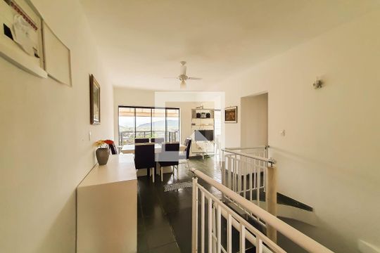 Apartamento para alugar com 3 quartos, 184m² em Jardim Las Palmas, Guarujá