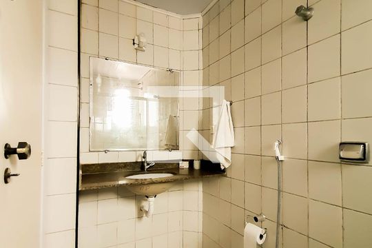Banheiro da Suíte 1 de apartamento para alugar com 3 quartos, 184m² em Jardim Las Palmas, Guarujá