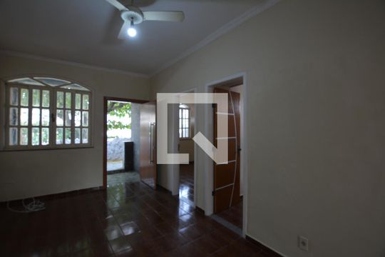 Sala de apartamento para alugar com 2 quartos, 85m² em Olaria, Rio de Janeiro