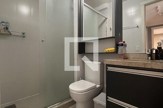 Banheiro da Suíte de apartamento à venda com 3 quartos, 75m² em Santana, Porto Alegre