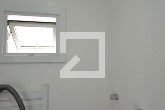 Banheiro Social de casa de condomínio para alugar com 2 quartos, 84m² em Tristeza, Porto Alegre