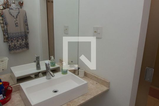 Banheiro da Suíte 1 de casa à venda com 3 quartos, 490m² em Floresta, Porto Alegre