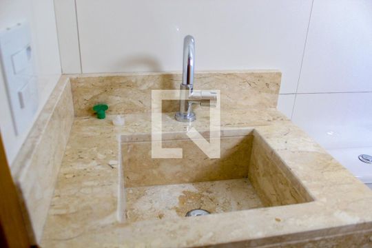 Banheiro de apartamento à venda com 2 quartos, 34m² em Vila Mazzei, São Paulo
