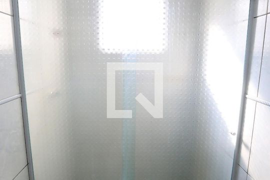 Banheiro de casa de condomínio para alugar com 2 quartos, 48m² em Jardim Danfer, São Paulo