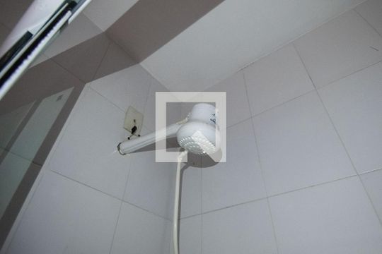 Banheiro de kitnet/studio para alugar com 1 quarto, 35m² em Copacabana, Rio de Janeiro