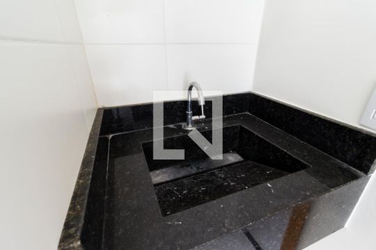 Detalhe do banheiro de apartamento para alugar com 2 quartos, 35m² em Vila Mazzei, São Paulo