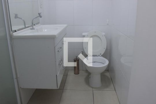 Banheiro do corredor de casa para alugar com 2 quartos, 120m² em Jardim Guayana, São Paulo