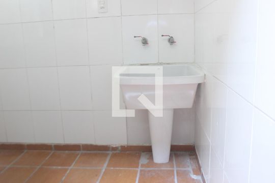 Area de Serviço de casa para alugar com 2 quartos, 120m² em Jardim Guayana, São Paulo