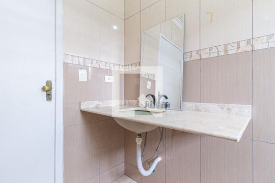 Banheiro de casa para alugar com 2 quartos, 90m² em Veloso, Osasco