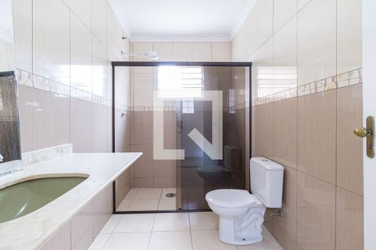 Banheiro de casa para alugar com 2 quartos, 90m² em Veloso, Osasco