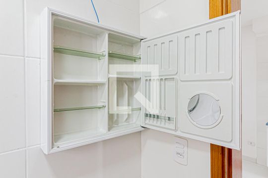 Banheiro - Armário de kitnet/studio para alugar com 2 quartos, 55m² em Vila Nhocune, São Paulo