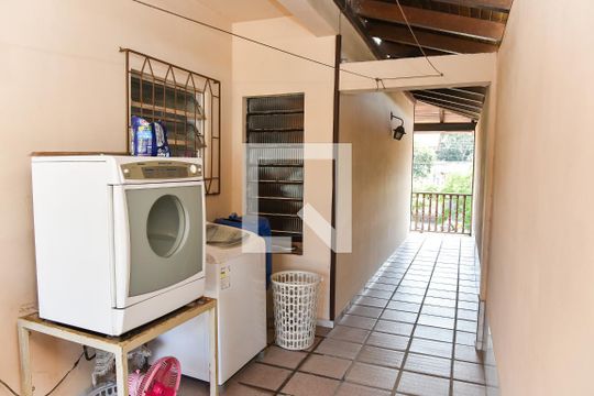 Varanda Lateral de casa à venda com 5 quartos, 280m² em Jardim Itu, Porto Alegre