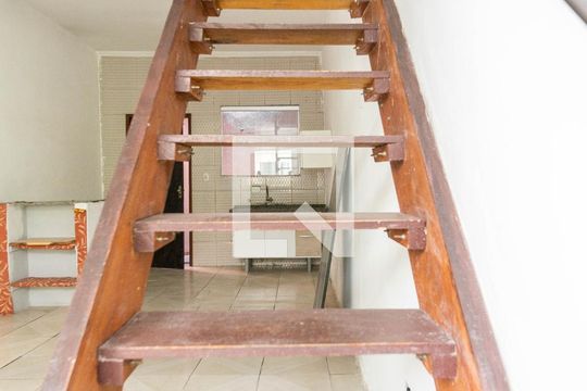 Escadas de casa de condomínio à venda com 2 quartos, 70m² em Vila São Vicente, São Paulo