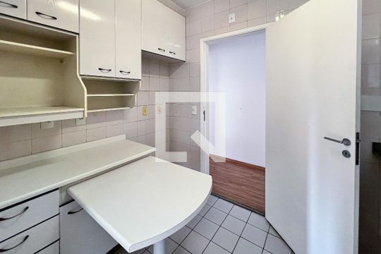 Cozinha de apartamento à venda com 2 quartos, 77m² em Vila Olímpia, São Paulo
