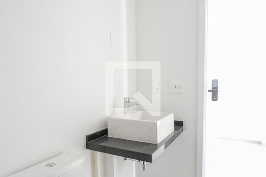 Banheiro social de kitnet/studio para alugar com 1 quarto, 37m² em Cidade Mãe do Céu, São Paulo