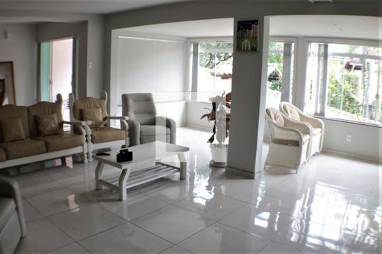 Sala de casa de condomínio à venda com 5 quartos, 490m² em Taquara, Rio de Janeiro