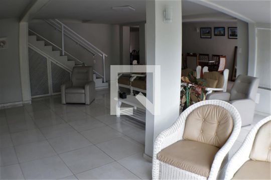 Sala de casa de condomínio à venda com 5 quartos, 490m² em Taquara, Rio de Janeiro