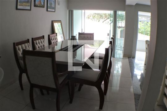 Sala de casa de condomínio à venda com 5 quartos, 490m² em Taquara, Rio de Janeiro