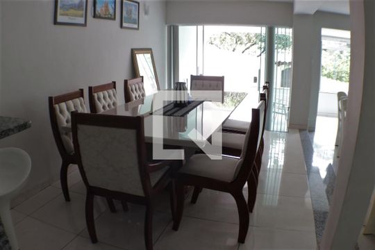 Sala de casa de condomínio à venda com 5 quartos, 490m² em Taquara, Rio de Janeiro