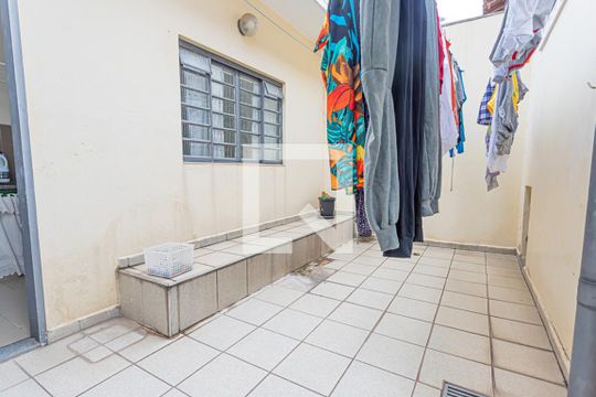 Quintal de casa para alugar com 3 quartos, 170m² em Parque Maria Domitila, São Paulo