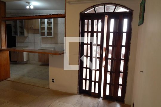 Casa para alugar com 2 quartos, 98m² em Jardim de Lourdes, Embu das Artes
