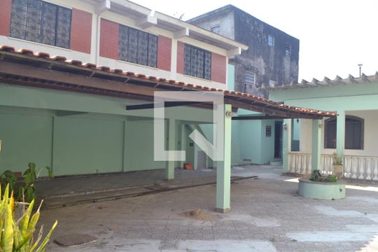 Quintal de casa para alugar com 3 quartos, 1m² em Nossa Senhora de Fátima, Nilópolis